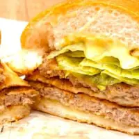 香ばしく焼き上げられた2枚のビーフパティ。ビーフパティの間には、もう1枚バンズも