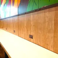 テーブルはオープンしたばかりとあって、どこも綺麗