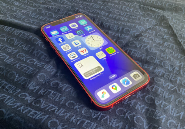 iPhoneを普通に上向きに置いた状態、寄り