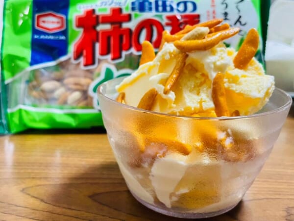アイスに柿の種わさびをトッピング　亀田製菓公式紹介の珍レシピやってみた