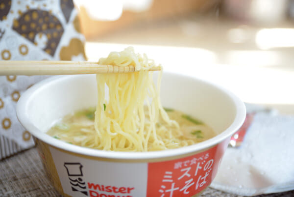 ミスドの汁そばカップ麺の箸を上げる