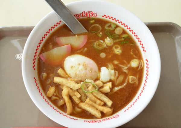 寿がきや「みそ煮込風ラーメン」真上から見たところ