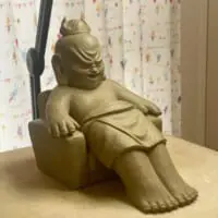 ソファを楽しむ仁王像