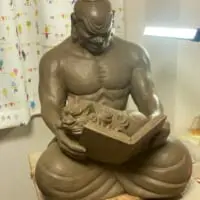 仁王像の「オフの日」を粘土で表現　愛獅子と共に読書を楽しむ様子にほっこり