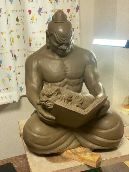 仁王像の「オフの日」を粘土で表現　愛獅子と共に読書を楽しむ様子にほっこり