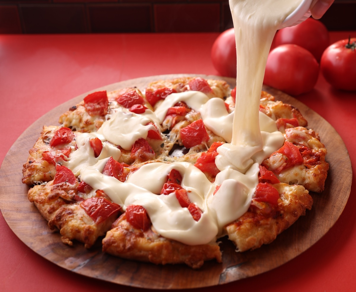 ピザーラから「激盛りトマチーピザ」発売　史上最重量のトマトとチーズ