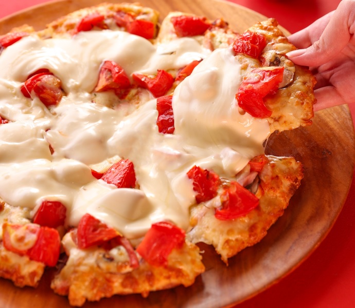 とろけるチーズとトマトの旨みを堪能できるピザ