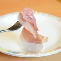サイゼリヤで復活した生ハムを持ち上げてみる