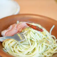 サイゼリヤでリニューアルされたペペロンチーノに生ハムを混ぜてみる