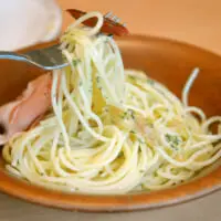 サイゼリヤでリニューアルされたペペロンチーノの鷹の爪を取り出す