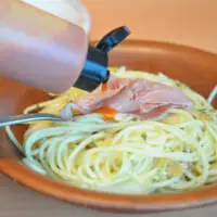 サイゼリヤでリニューアルされたペペロンチーノに辛いソースをかける