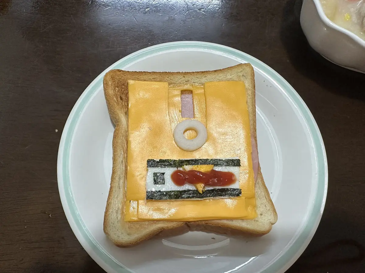 朝食でディスクシステムのディスクカードを再現　ゼルダの伝説っぽい？