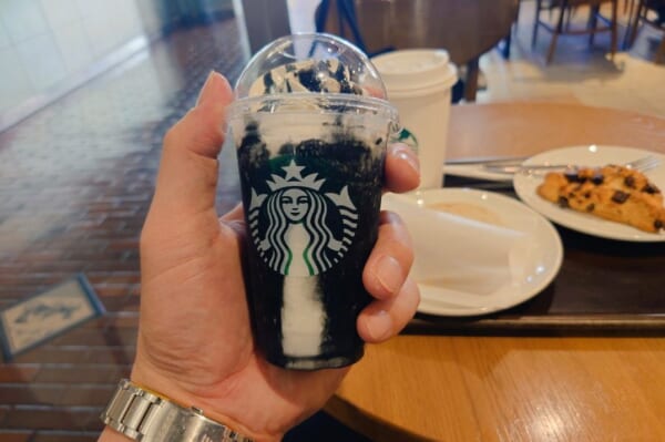 フラペチーノ小さくない？　手が大きすぎてまるでトリック写真のように