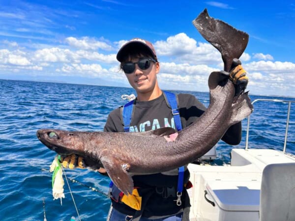 イチハラビロウドザメを釣り上げた西野さん