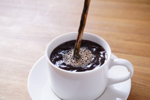 木彫りの「注がれたコーヒー」（2022年10月22日発表）