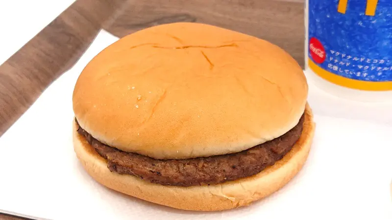 ドリンクやポテトと並べてみると、なんだか寂しい気持ちになる