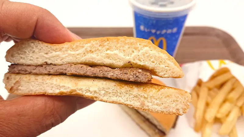 混じりっけ無しのビーフパティの旨味がダイレクトに伝わってきます