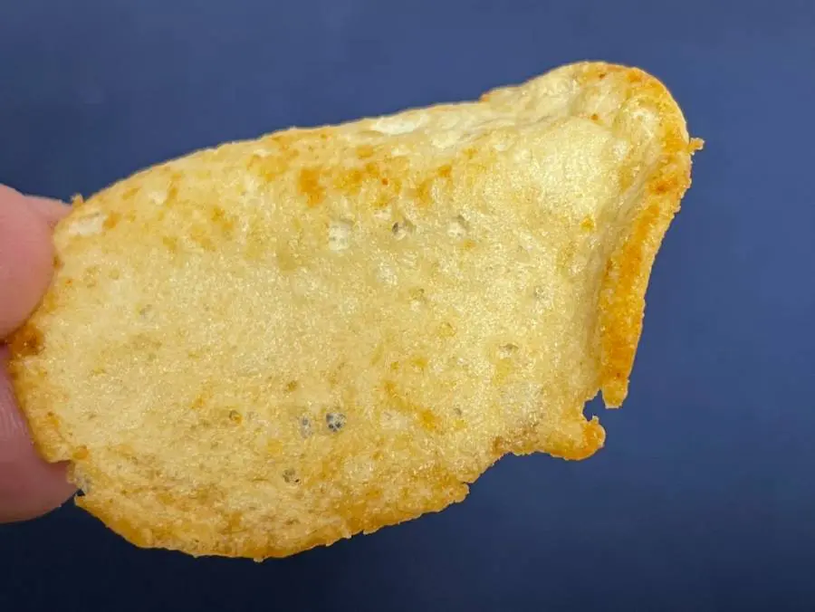 一般的なポテトチップスよりもやや厚め