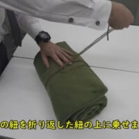 残りの紐を上に乗せる