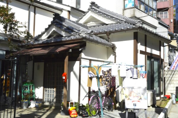 メルカリが没入型施設「ウチの実家」オープン　昭和・平成の懐かしアイテムから黒歴史ノート「オレのポエム」も展示