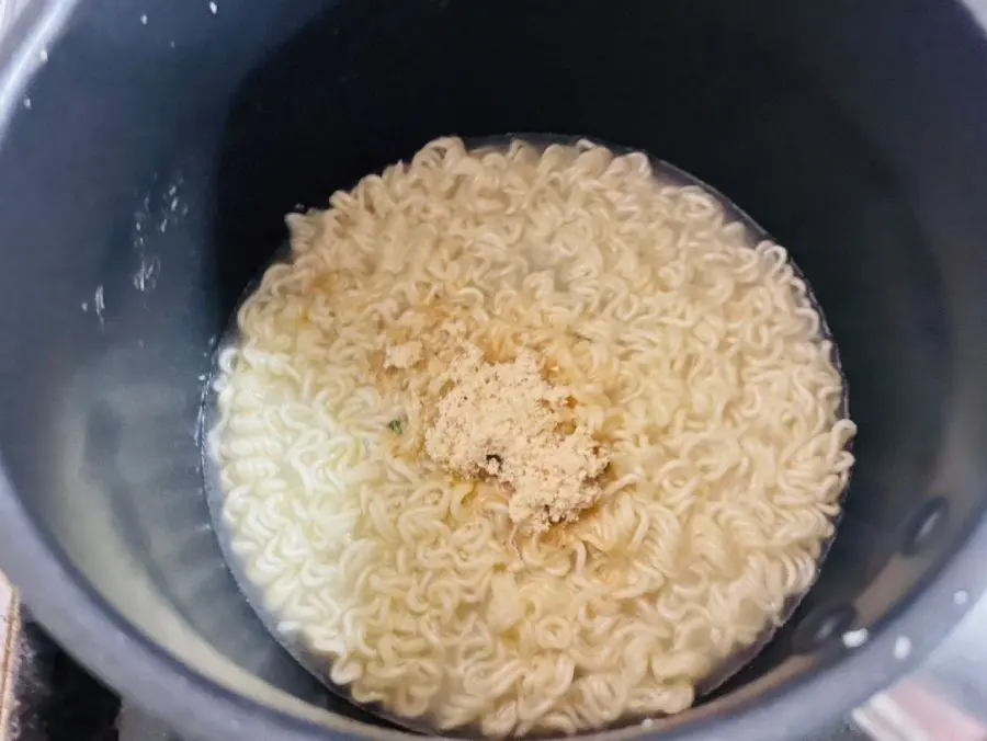 粉末スープを入れて軽く混ぜ合わせて完成