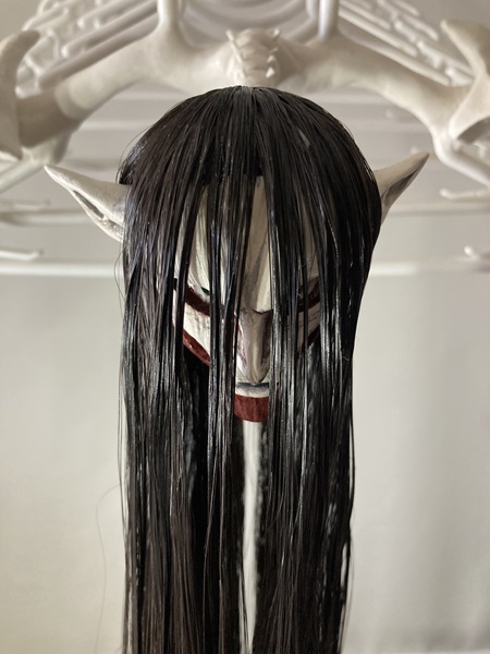 髪の毛の部分は、エクステで約3ミリ幅の毛束を大量に作って、1束ずつ頭に貼り付け