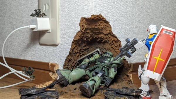 家の中でザクとガンダムが戦闘？ガンプラが日常に溶け込む斬新発想のジオラマ
