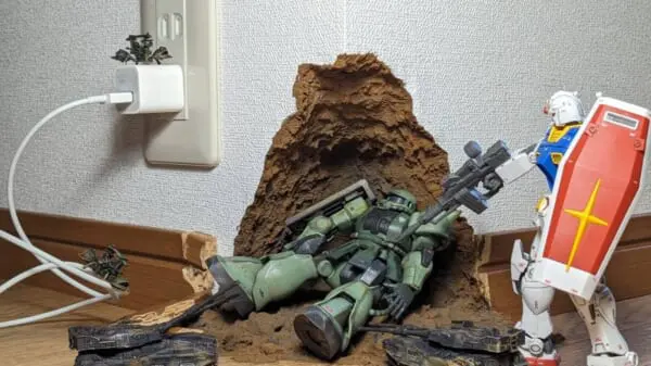 家の中でザクとガンダムが戦闘？ガンプラが日常に溶け込む斬新発想のジオラマ