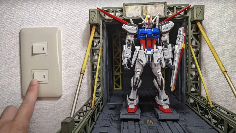 家の中でザクとガンダムが戦闘？ガンプラが日常に溶け込む斬新発想の