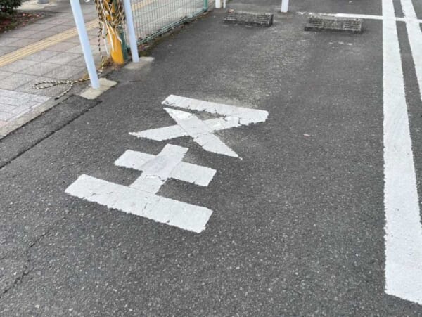 九州の駐車場に謎の文字　駐車マスに書かれた「圣」の意味を知っていますか？