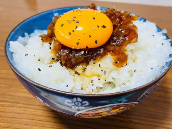 とある有名店の「朝しか出さない卵かけご飯」を料理研究家のリュウジさんが虚無レシピで再現