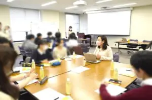 女子大生の約85％が生理やPMSの症状を「我慢」　ツムラが「隠れ我慢」について大学生向けに研修を実施