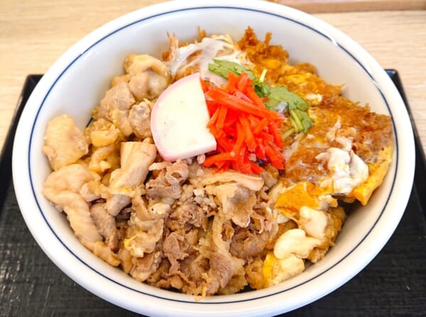 カツ丼と牛丼と親子丼が夢の合体！「かつやのトリプルカツ丼」は幸せがいっぱいだった