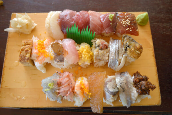 「金寿し 地魚定」の「平日限定・12時までの限定握り20貫」