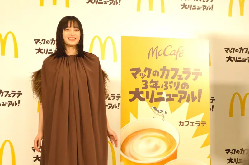 ブラウンのエスプレッソ色の衣装でステージへ