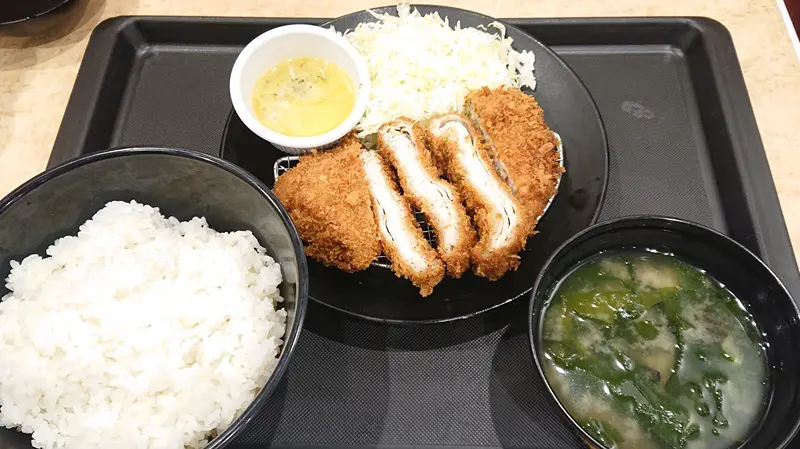 「ロースミルフィーユかつ定食」（税込790円）