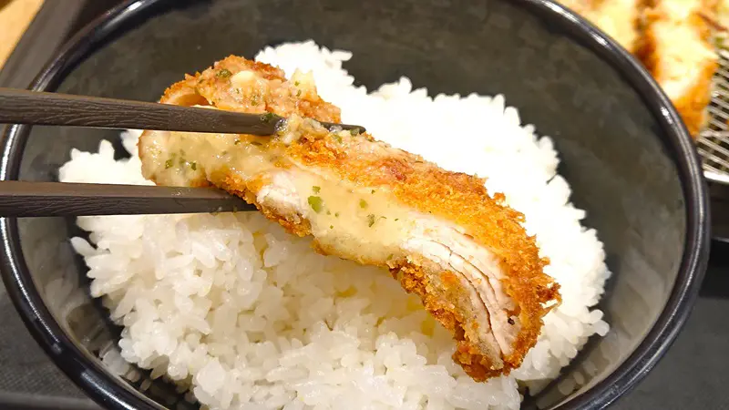 真っ白のご飯の絨毯にキツネ色したトンカツをのせた時の色合いが非常に美しい