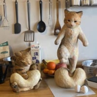 パン生地を足でこねている猫が「パンの匠（ふみふみ）」、手でこねている猫が「パンの匠（こねこね）」