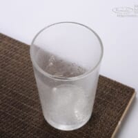 ガラスの表面に付く露や残った水、氷の解け具合も工夫