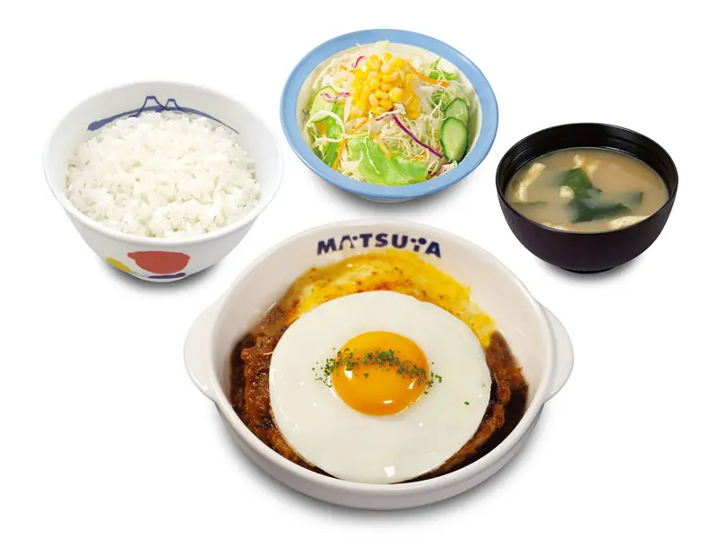 目玉焼きがのった「エッグシャリアピンソースハンバーグ定食」（税込940円）