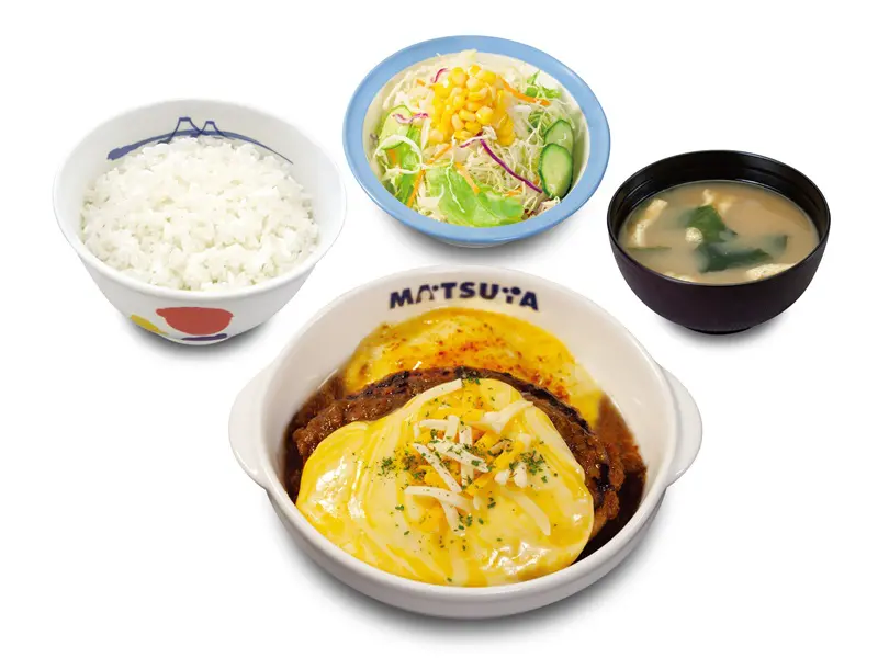 とろりとしたチーズがのった「チーズシャリアピンソースハンバーグ定食」（税込1050円）