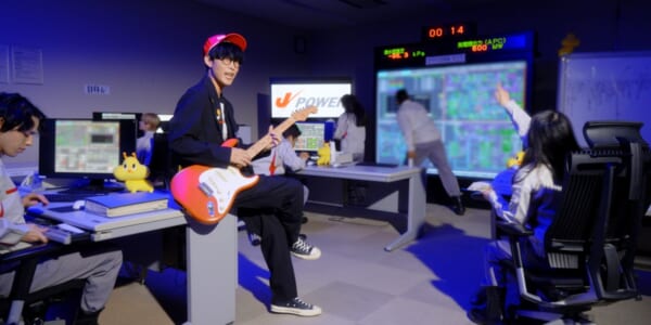 オーイシマサヨシの「エレクトリックパレード」MV公開！発電所内で電気の魅力を熱唱