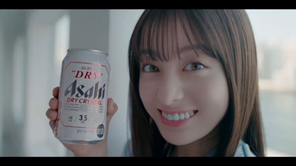 カメラ目線で伝える橋本さん