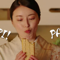 着物姿の大和撫子が本商品にかぶりついてしまう様子