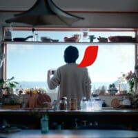 「ネスカフェ」のアクサンマークがマントのように使用されているところにも注目