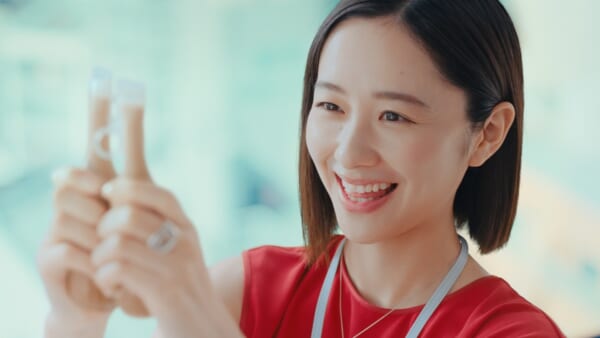 堀田真由が出演する「パピコ」のテレビCMがオンエア！ワイヤーアクションを駆使して脳内イメージを映像化