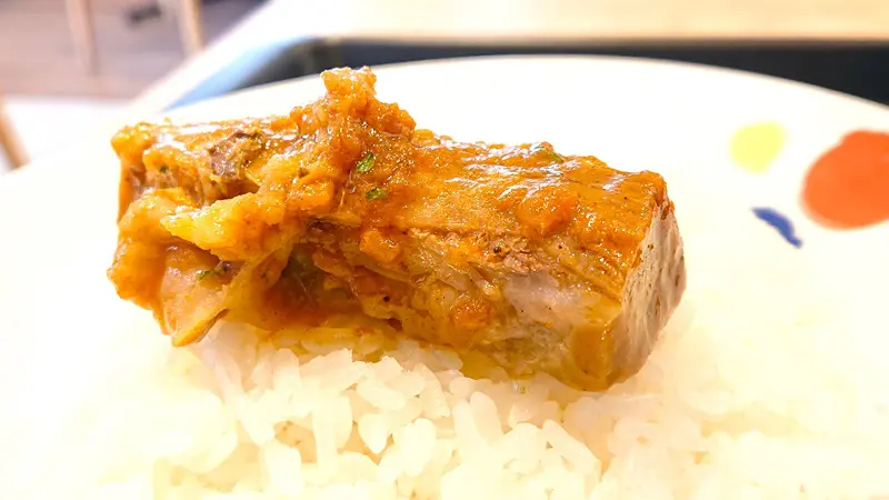 牛肉をご飯の上へ