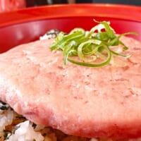 いろいろな角度からの「まぐろたたき丼」