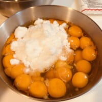 卵黄と卵白を分けて砂糖を加えます