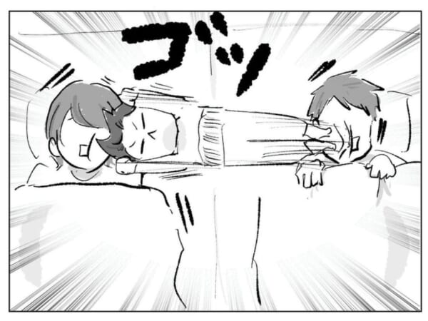 寝ている間に突然ゴツッ！子育てあるある描いた漫画に共感の声続々